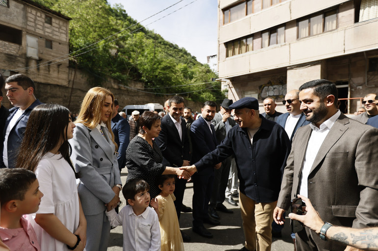 Շատ հարմար թռիչք է, օգտվու՞մ եք, 45 րոպե է տևում, մեքենայով ինչքա՞ն կտևեր. Փաշինյանն այցելել է Կապան
