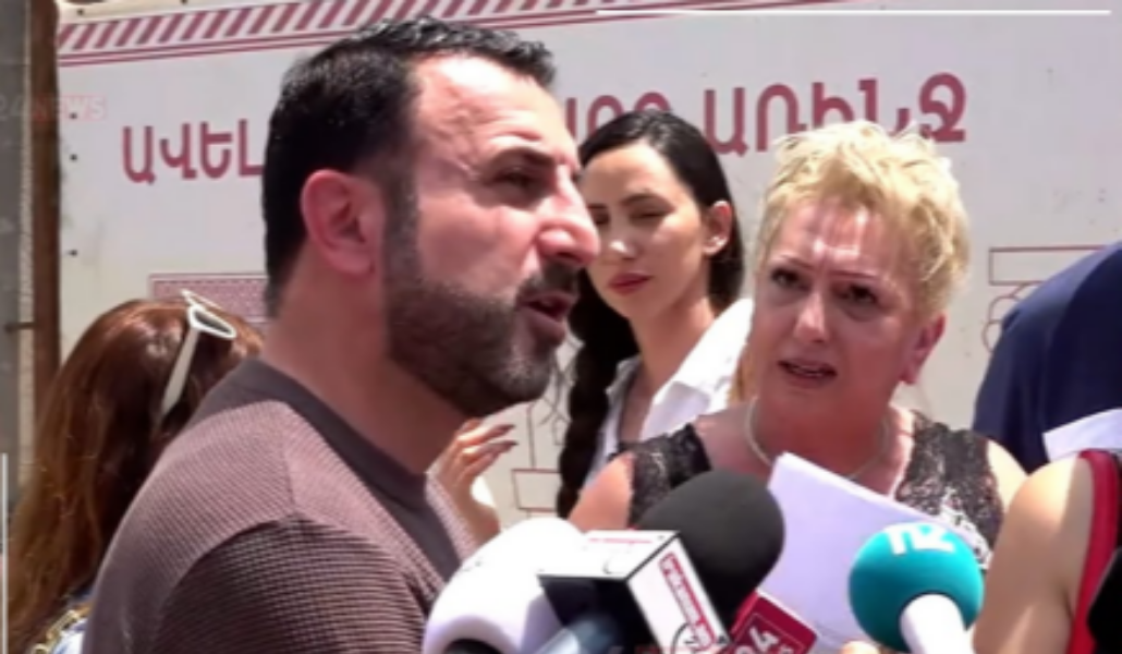 Դեմ ենք շենքի կառուցմանը. Առինջի բնակիչները ճանապարհ են փակել (ուղիղ)