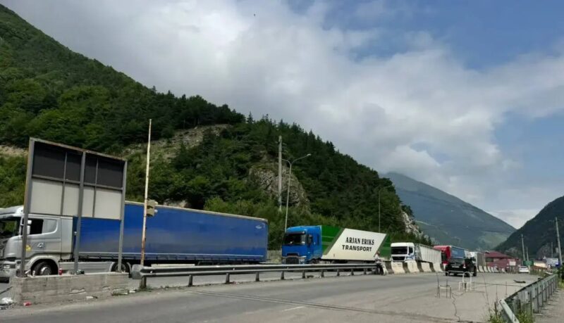 Տրանսպորտային միջոցների զգալի կուտակում՝ «Վերին Լարս» անցակետի չեզոք գոտում