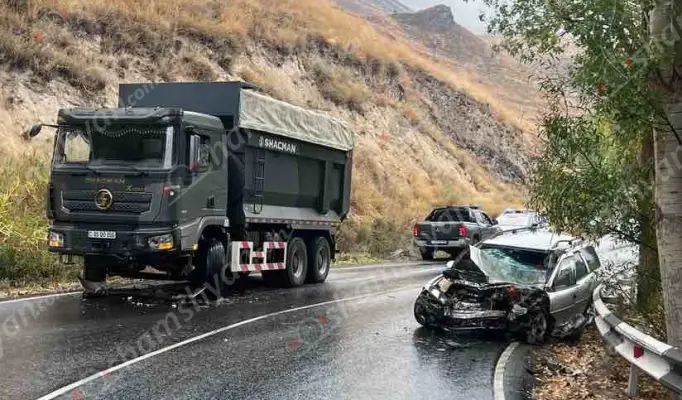 Խոշոր ավտովթար Սյունիքի մարզում․ Երևան-Մեղրի ավտոճանապարհին բախվել են «Shacman» բեռնատարը և «Opel»-ը․ հայր ու որդի տեղափոխվել են հիվանդանոց