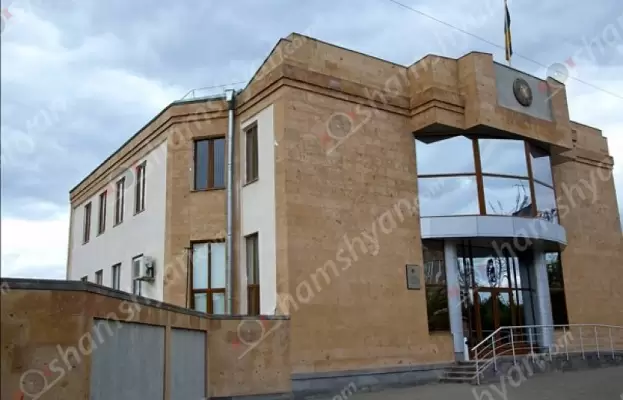 Պարզվել է երեկ Չարենցավանի դատարանում տեղի ունեցած ծեծկռտուքի մասնակիցների ինքնությունը․ բերման ենթարկվածները տեղափոխվել են ՁՊՎ
