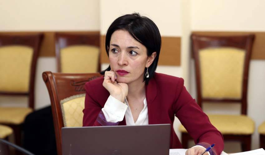 Մարդիկ հուզվում են, երբ դասագրքերում այֆոնի մասին է խոսքը, ընդհանրապես, մարդիկ ամեն ինչից հուզվում են. Ժաննա Անդրեասյան