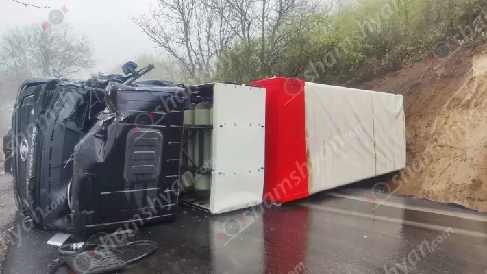 Խոշոր ավտովթար՝ Տավուշում․ «Shacman» բեռնատարը բախվել է հողաթմբին և փակել ճանապարհը․ կա վիրավոր