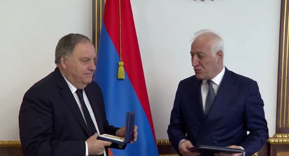 Վահագն Խաչատուրյանը Վարդգես Մահտեսյանին հանձնել է Երախտագիտության մեդալը