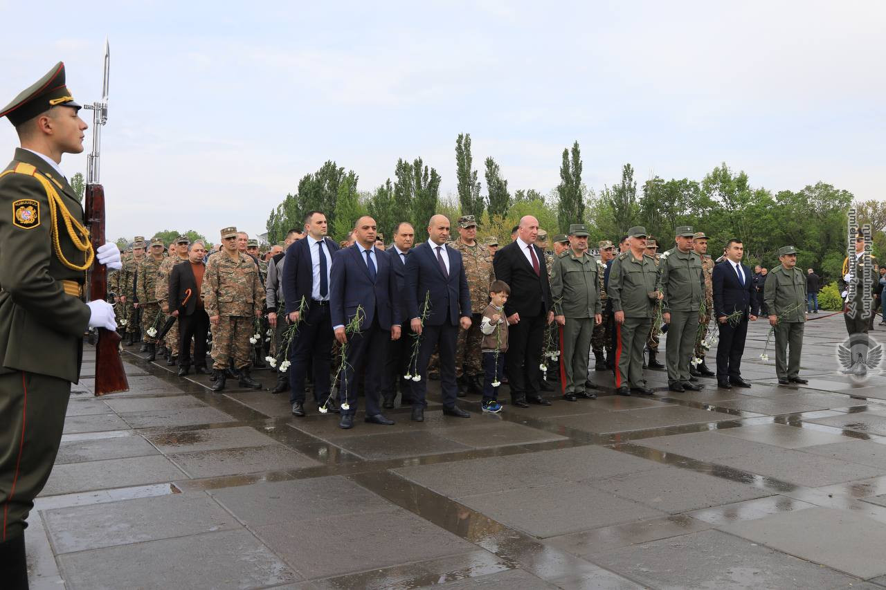 ՀՀ ՊՆ և ԶՈՒ ղեկավար կազմը հարգանքի տուրք է մատուցել ցեղասպանության զոհերի հիշատակին