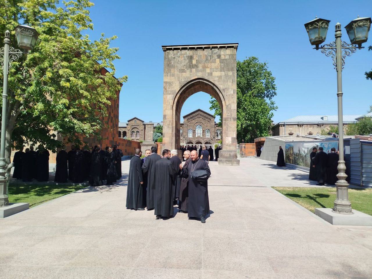 «Սուրբ Էջմիածնում  քահանայական ժողով է, նախագահողը Սրբազան հայրն է». փաստաբանը մանրամասներ է հայտնում․ Տեսանյութ