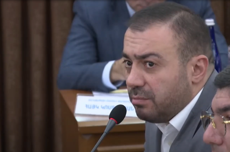Սիրված երգիչ էիք, հիմա եկել գլխահակ նստել եք. Մանուկ Սուքիասյանը՝ ավագանու ՔՊ-ական անդամ Արթուր Իսպիրյանին