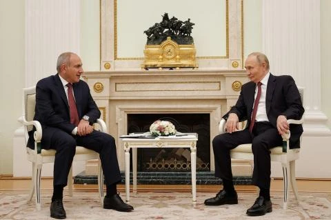 «Գնամ ՌԴ` գամ, նոր վերջնական կուրսը կհասկանանք, հիմա ո՛չ էս կողմ, ո՛չ էն կողմ». Փաշինյանը՝ թիմակիցներին․ «Իրավունք»