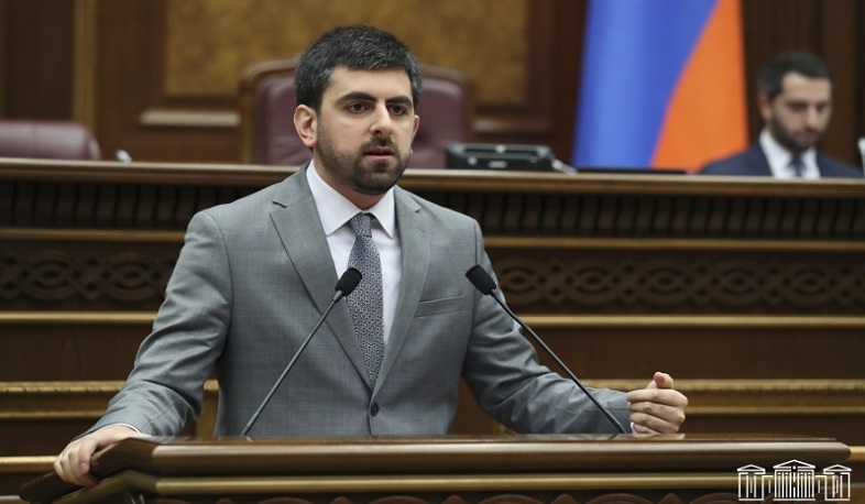 Եկեղեցի–իշխանություն վեճը նոր չի սկսվել. Խանդանյանը հիշեցրեց Վահագն Խաչատուրյանի երդմնակալությանը Կաթողիկոսի ելույթը