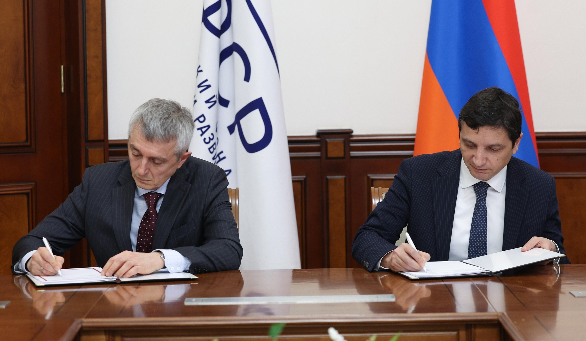 Ֆինանսների նախարարն ու ԿԶԵՀ գործադիր տնօրենը համաձայնագիր են ստորագրել