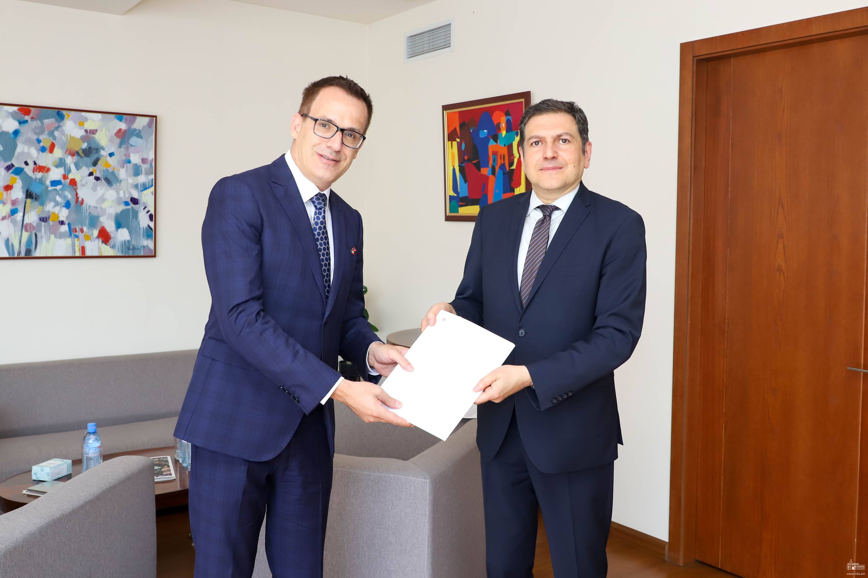 ԱԳ նախարարի տեղակալը Շվեյցարիայի դեսպանին ներկայացրել է ԼՂ հակամարտության առնչությամբ առկա զարգացումները և հայկական կողմի դիրքորոշումը