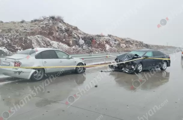 Երևան-Գյումրի ավտոճանապարհին բախվել են «Toyota Camry»-ն, «Volkswagen»-ը և «Mercedes Vito»-ն․ կա 5 վիրավոր