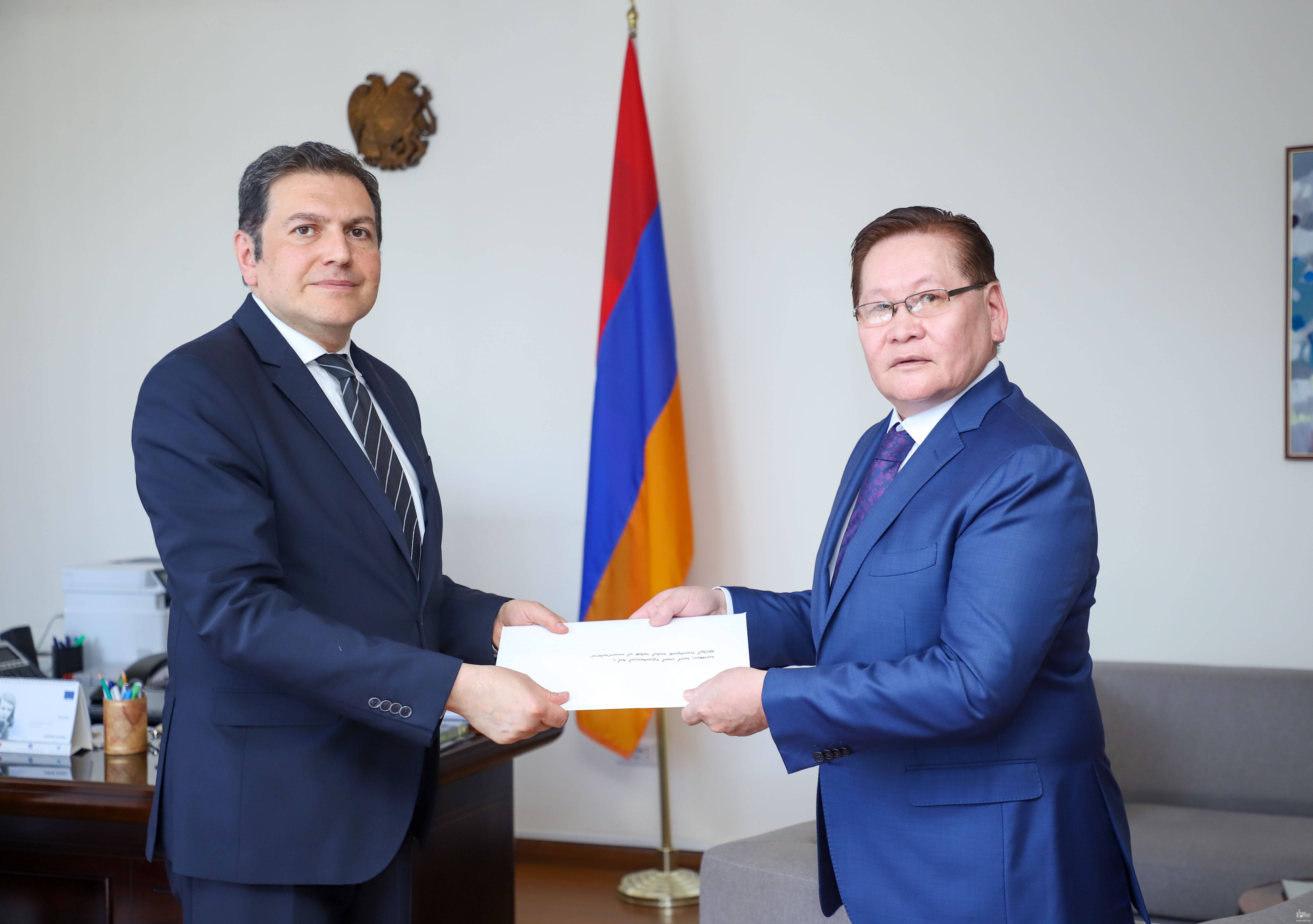 «Առկա է չիրացված զգալի ներուժ». Մոնղոլիայի նոր դեսպանն իր հավատարմագրերի պատճենն է հանձնել ՀՀ ԱԳ փոխնախարարին