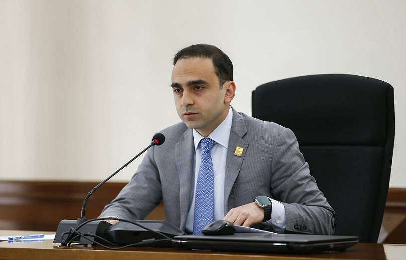Ասենք՝ ժողովուրդ ջան, մենք չենք, էս չինովնիկն է, նստած է իրան ըտենց էշի տեղ է դրել. Տիգրան Ավինյան
