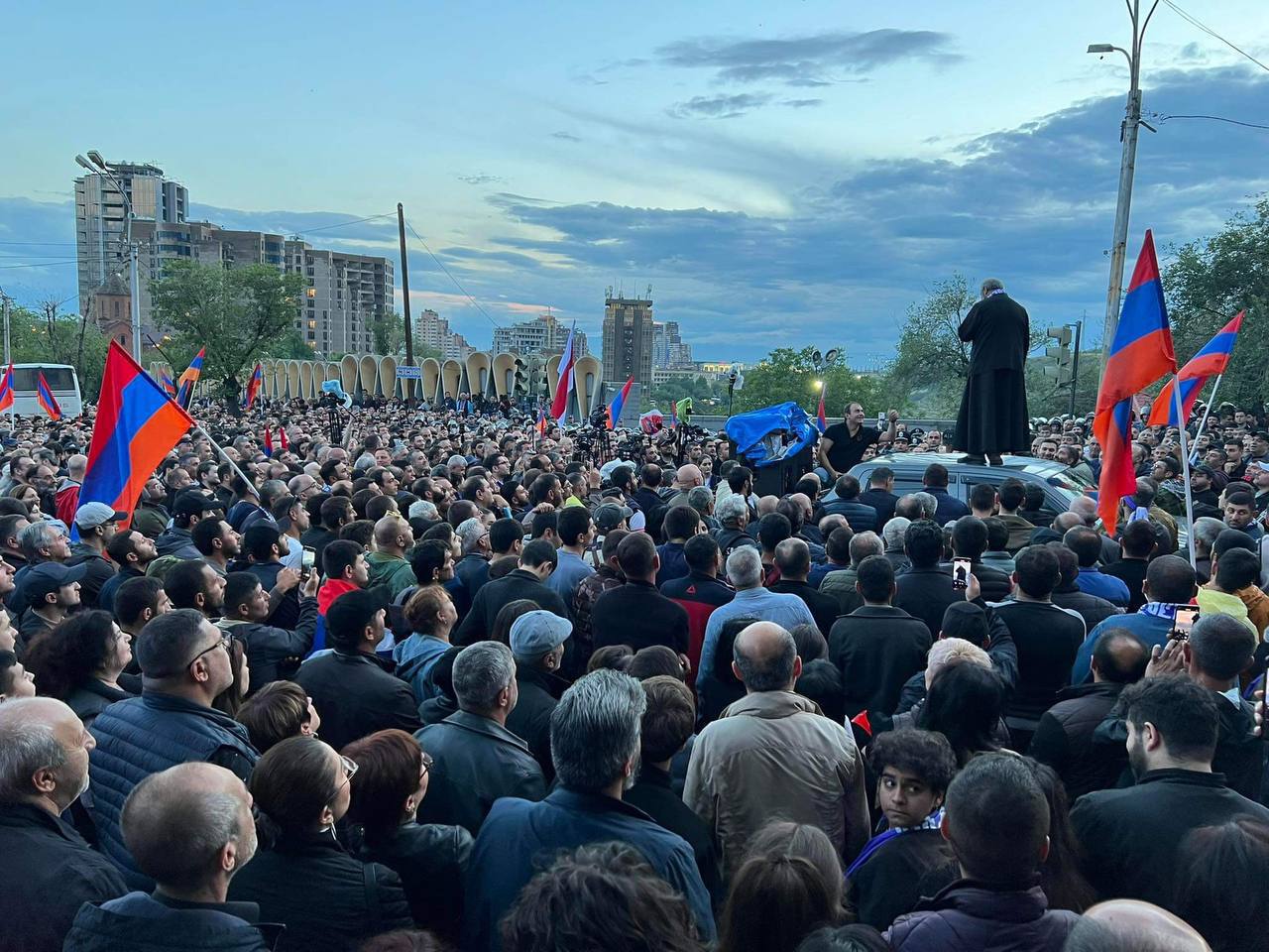 Այստեղ մնալու ենք այնքան, ինչքան անհրաժեշտ է. Բագրատ Սրբազանը՝ կառավարական ամառանոցների մոտ