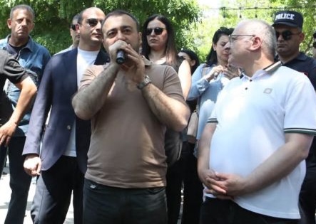 Վահագն Հովակիմյան՝ չստացված Վան Գոգ, խենթ Մոդիլիանի, բավական է նկարչության պատվերներ ընդունես. ԲՀԿ-ի ակցիան ԿԸՀ-ի դիմաց