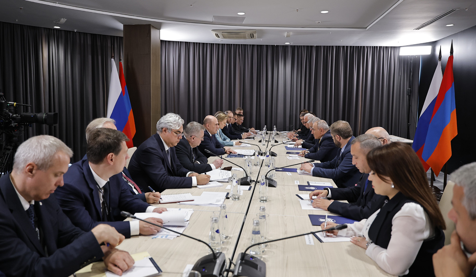 Մենք կառուցողական ենք տրամադրված՝ քննարկելու և պարզաբանելու բոլոր հարցեր. Փաշինյանը՝ Միշուստնի հետ հանդիպմանը