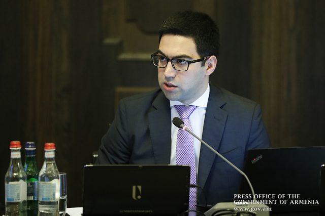 Ես այնքանով եմ սորոսական, այնքան մոտ եմ սորոսականությանը, որքան Իշխան Սաղաթելյանը մոտ է առողջ բանականությանը․ Ռուստամ Բադասյան