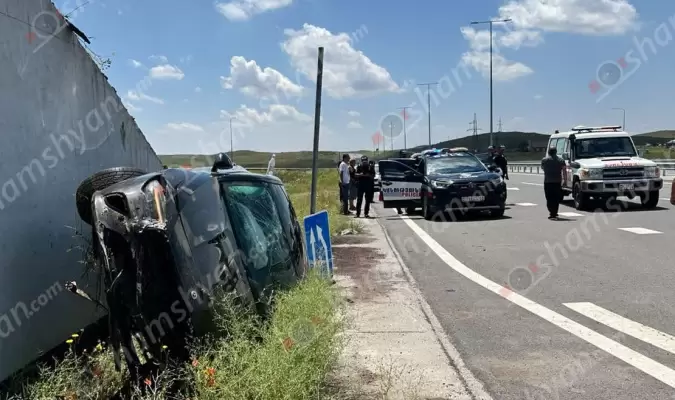 Երևան-Գյումրի ճանապարհին «Mercedes CLA»-ը կողաշրջվել է․ կինը և անչափահաս երեխաները հոսպիտալացվել են