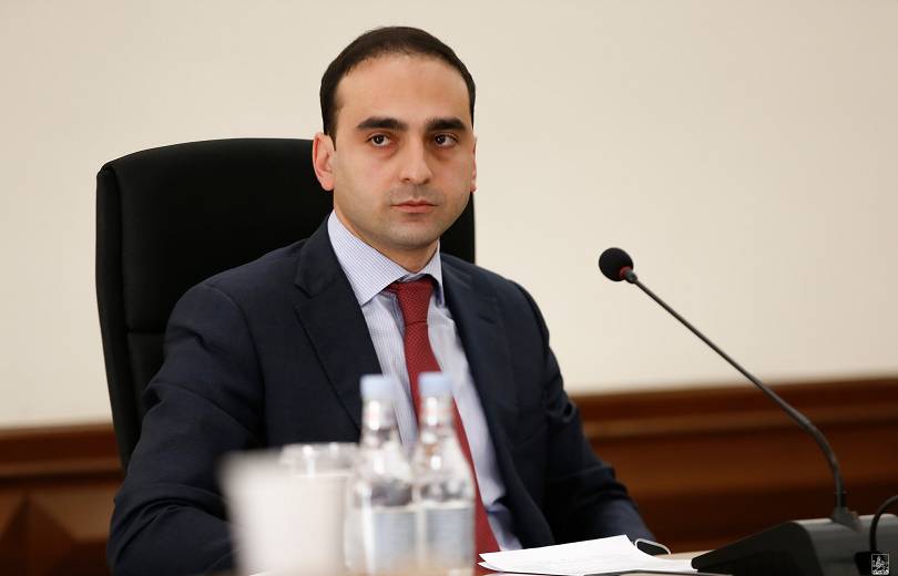 Գնում, ասֆալտ են սկսում քերել ճկույթով մի տեղ, որտեղ դեռ աշխատանքը չենք ընդունել, դա Tiktok-ի հիթ է դառնում. Ավինյան