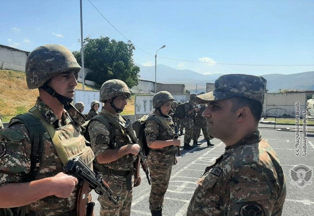 Զինծառայողների հերթափոխից առաջ տեղի է ունեցել անձնակազմի շարային ստուգատես