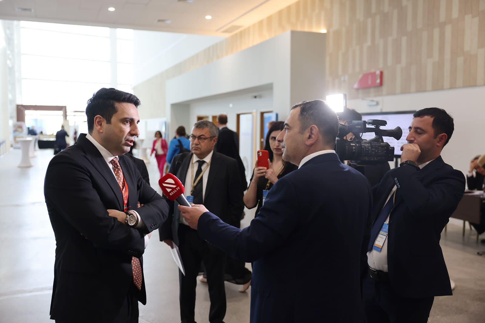 Բահրեյնում Հայաստանի ԱԺ նախագահ Ալեն Սիմոնյանը պատասխանել է ադրբեջանցի լրագրողների հարցերին