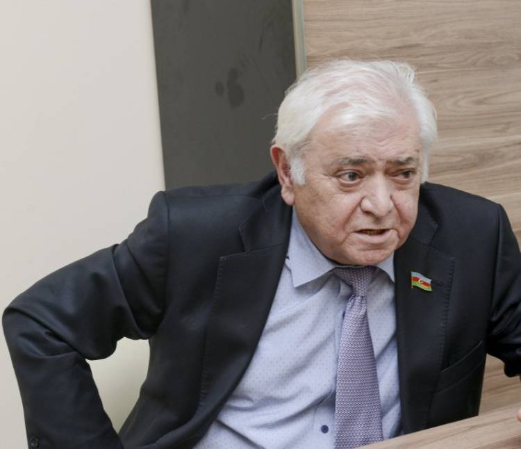Ադրբեջանցի պատգամավորը սպառնում է Մակրոնին եւ պարծենում հայաթափ Արցախի «նորոգված եկեղեցիներով»