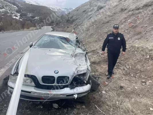 Երևան-Մեղրի ավտոճանապարհին բախվել են «BMW»-ն և իրանական համարանիշներով  բեռնատարը․ վերջինը կողաշրջվել է․ կա վիրավոր