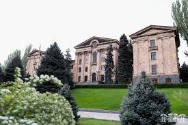 Իշխող «ՔՊ» խմբակցության նախաձեռնությամբ Երևանում անցկացվում է խորհրդարանական արտահերթ նիստ` ուղիղ