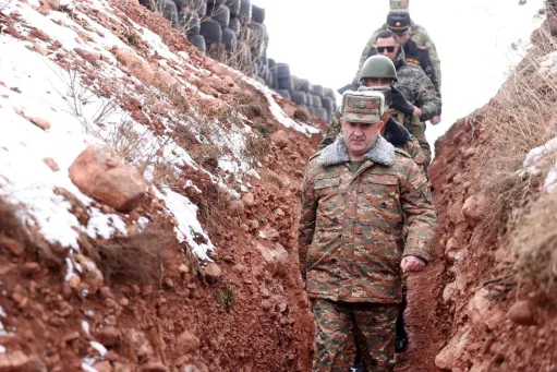 ՀՀ ԶՈՒ ԳՇ պետը շրջել է մարտական հենակետերում, մի շարք զինծառայողների հանձնել է խրախուսական նվերներ