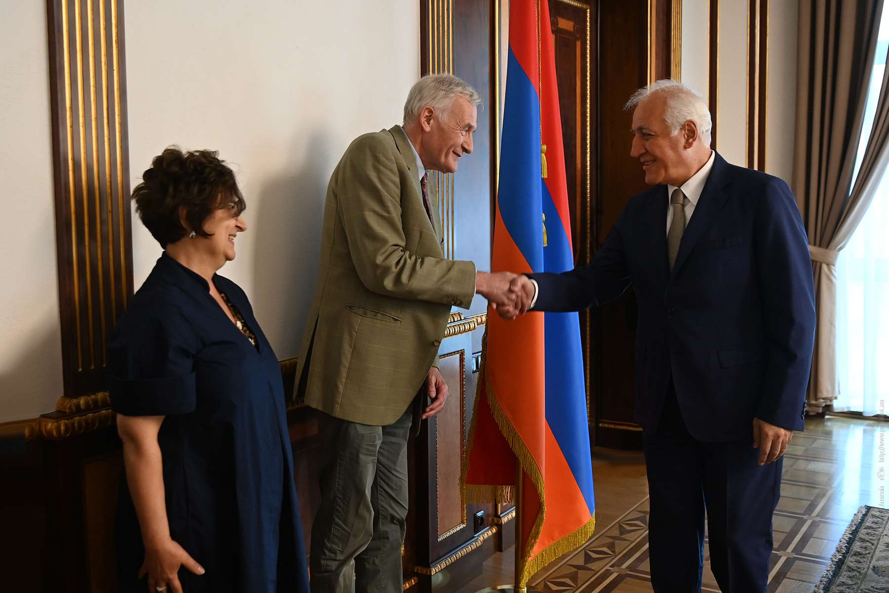 Վահագն Խաչատուրյանը պարգևատրել է հայագիտության պրոֆեսոր Թեո Մաարտեն վան Լինտին և դոցենտ Աննա Սիրինյանին