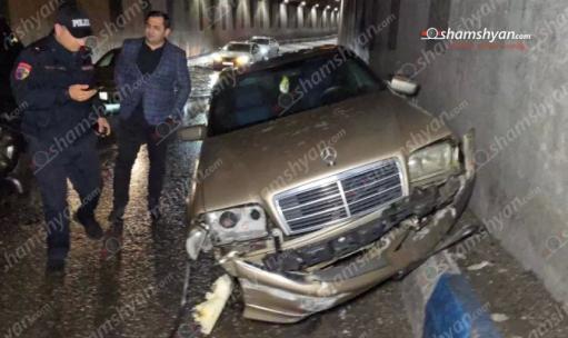 «Mercedes»-ը Խանջյան փողոցում կուտակված ջրի պատճառով բախվել է քարե պատնեշին