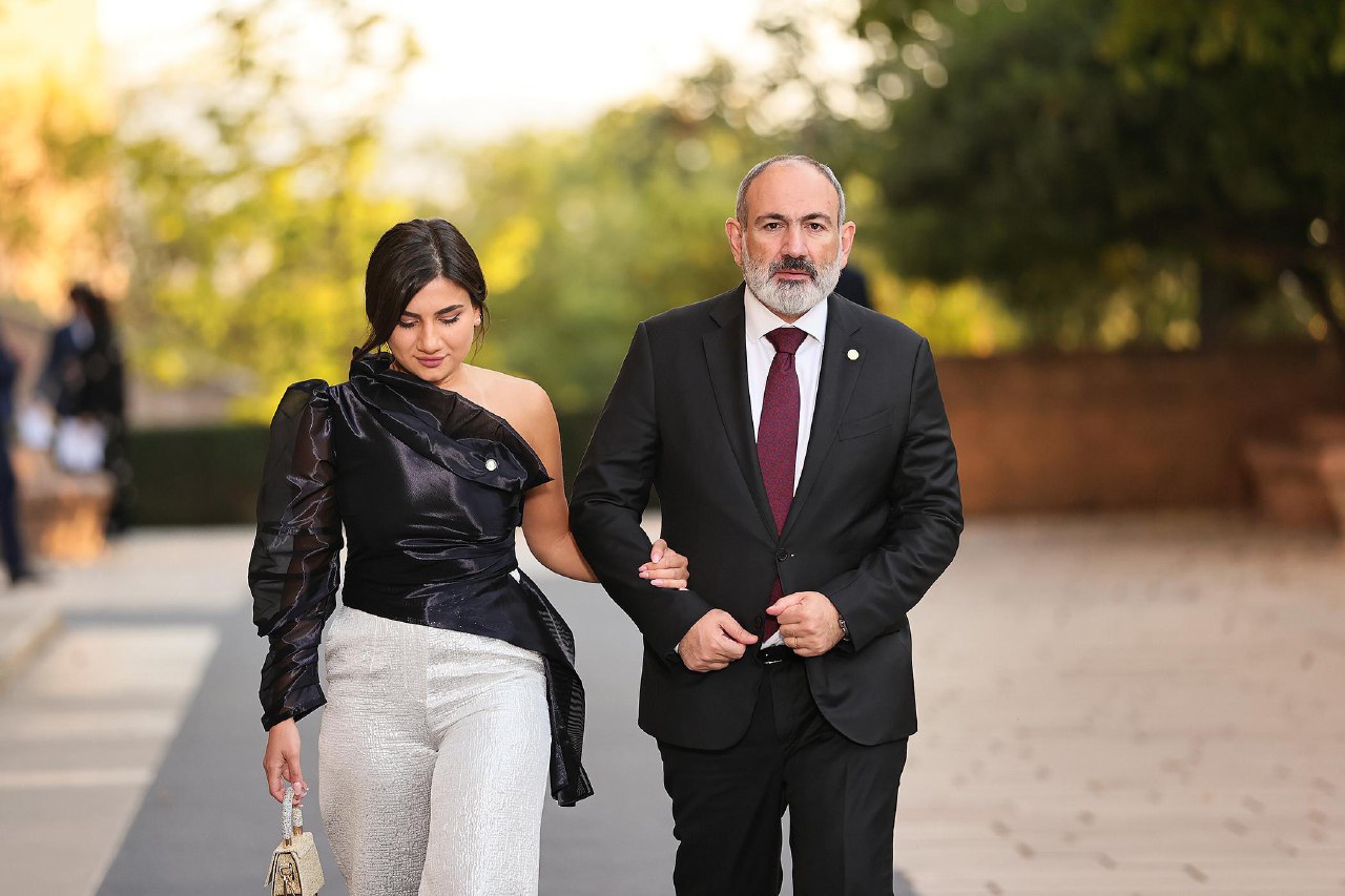 Փաշինյանը դստեր հետ մասնակցել է Եվրոպական քաղաքական համայնքի գագաթնաժողովի հյուրերի պատվին տրված պաշտոնական ընթրիքին