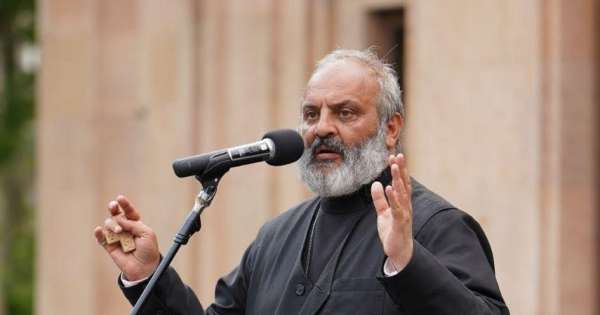  Բագրատ Սրբազանն աջակիցների հետ հանդիպման է գնում «շատ կարեւոր մարդու հետ». ուղիղ