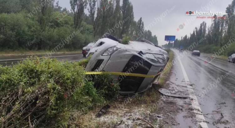 Խոշոր վթար՝ Կոտայքում. «Toyota»-ն բախվել է ծառերին, ապա բաժանարար գոտու երկաթե արգելապատնեշներին ու կողաշրջվել