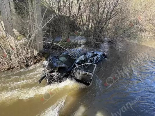 Գեղարքունիքի մարզում 30-ամյա վարորդը «Toyota Camry»-ով բшխվել է կամրջի երկաթբետոնե արգելապատնեշներին, կոտրել ճաղավանդակը և մոտ 10 մետր բարձրությունից հայտնվել գետում․ կա վիրավnր