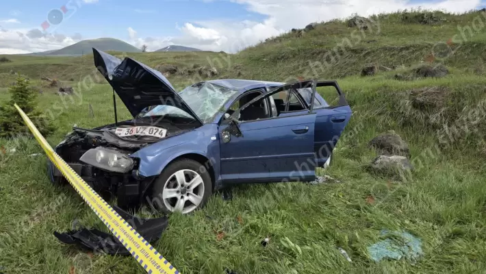 Ծաղկաձորի ճանապարհին «Audi A3»-ը տապալել է երկաթե էլեկտրասյունը և մի քանի պտույտ շրջվել. վարորդն ու 2 ուղևորները տեղափոխվել են հիվանդանոց