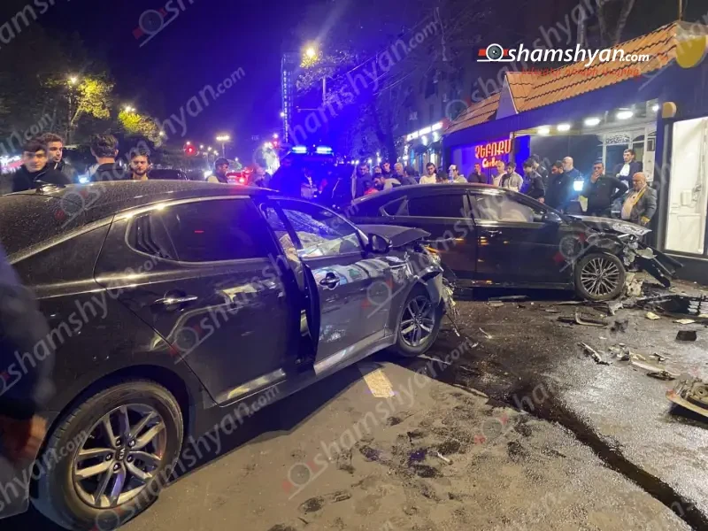 Ազատության պողոտայում բախվել են «Tesla»-ն ու 2 «Kia»-ն. կան վիրավորներ