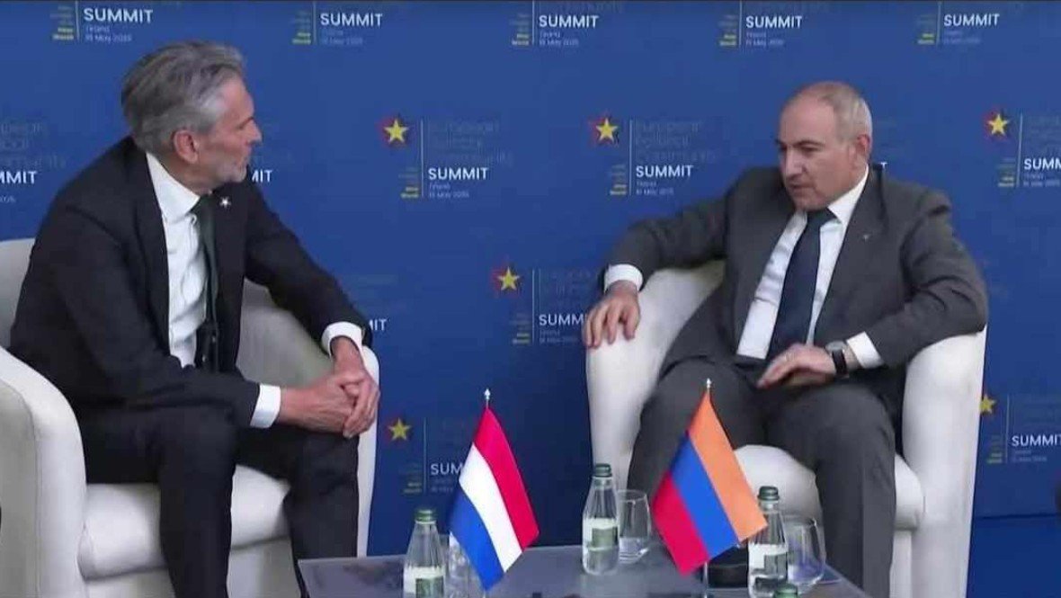 ԱԳՆ-ն աշխատանքից հեռացրել է Փաշինյանի առջև դրոշը գլխիվայր դրած աշխատակցին