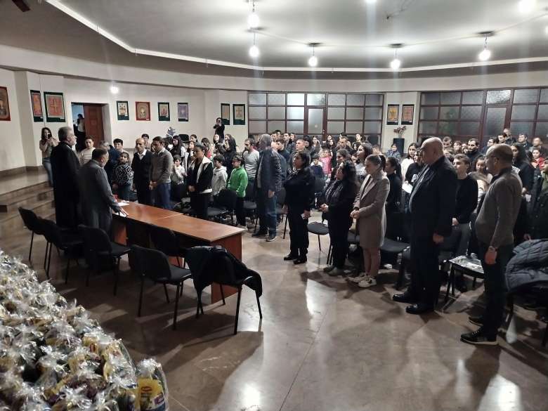 Արցախցի փոքրիկները հավաքվել էին Երևանի Սուրբ Երրորդություն եկեղեցու դահլիճում՝ իրարից կարոտն առնելու