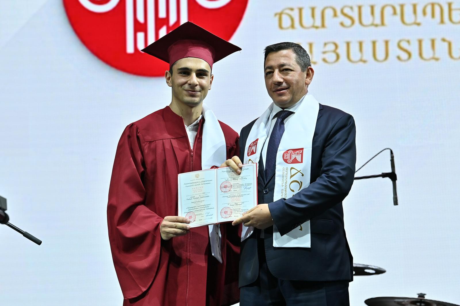 Քաղաքաշինության կոմիտեի նախագահը շնորհավորել և աշխատանքի առաջարկ է արել ՃՇՀԱՀ շրջանավարտներին