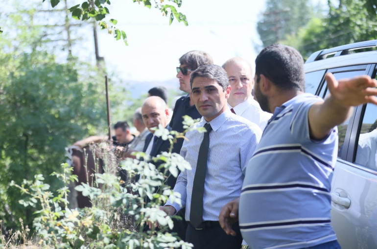 Գորշ արջերի կողմից համայնքների բնակիչներին հասցրած վնասներին տեղում ծանոթանալու համար ՇՄ նախարարն այցելել է Շատին