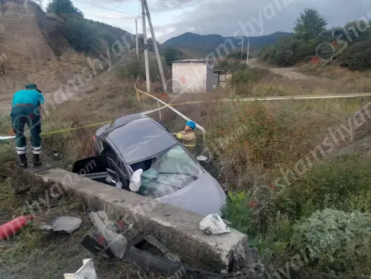 Տավուշի մարզում 20-ամյա վարորդը «Nissan Sentra»-ով դուրս է եկել ճանապարհի երթևեկելի գոտուց, բախվել երկաթե արգելապատնեշին, բետոնե պատնեշին, հայտնվել ձորակում․ կա վիրավոր