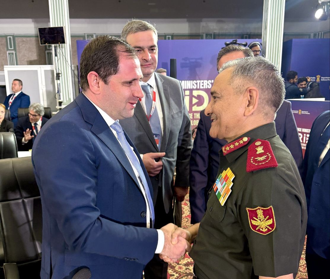Սուրեն Պապիկյանը կարճատև զրույց է ունեցել Հնդկաստանի զինված ուժերի գլխավոր շտաբի պետի հետ