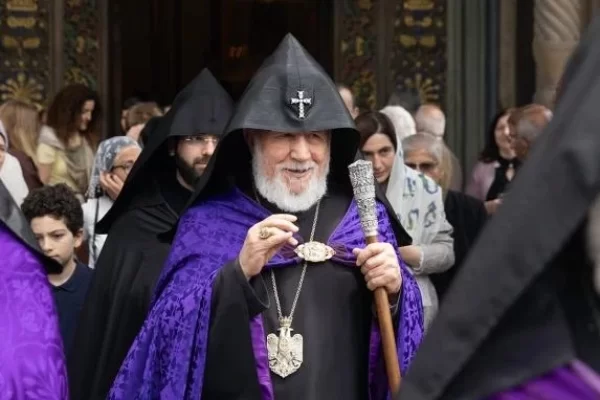 Ընդդիմադիր պատգամավորները գնացել են Մայր Աթոռ՝ ստանալու Վեհափառի օրհնությունը