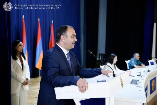 Ծառայելու եք հայ ժողովրդի բարօրությանը․ ՆԳ նախարարը դիպլոմներ է հանձնել