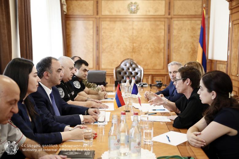ՀՀ ոստիկանությունը դիտարկող սերնդի ԱԹՍ-ներ է նվեր ստացել. ՆԳ նախարարն ընդունել է Ֆրանսիայի դեսպանին