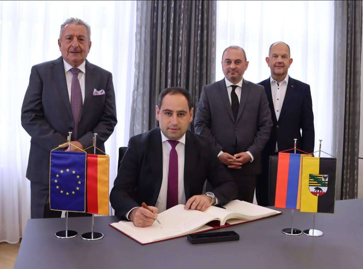 ՏԿԵ նախարարը գրառում է կատարել Լանդթագի պատվո հյուրերի մատյանում