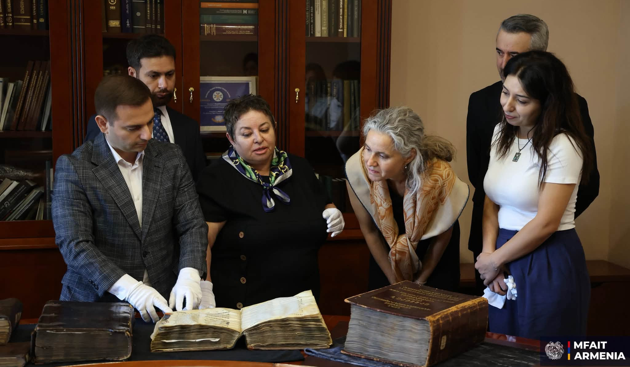 Մագդալենա Գրոնոն «Մատենադարանում» ծանոթացել է հայկական ձեռագրերի հարուստ հավաքածուին և դրանց պատմությանը