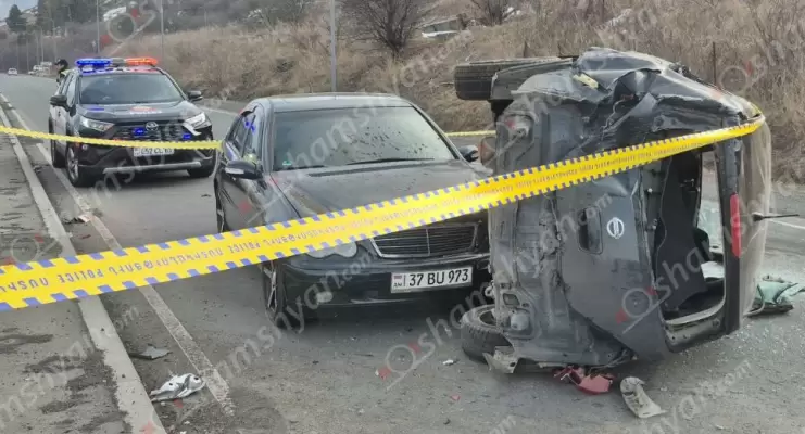 Բազում գյուղում «Nissan Tiida»-ն բախվել է հողաթմբին, ապա կողաշրջված հայտնվել երթևեկելի գոտում և բախվել «Mercedes»-ին․ կան վիրավորներ